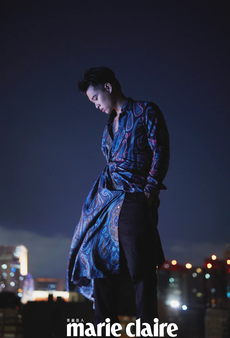 變形蟲圖騰長版襯衫、棉質西裝長褲、皮革短靴,all by Dior。 變形蟲圖騰長版襯衫、棉質西裝長褲、皮革短靴,all by Dior。