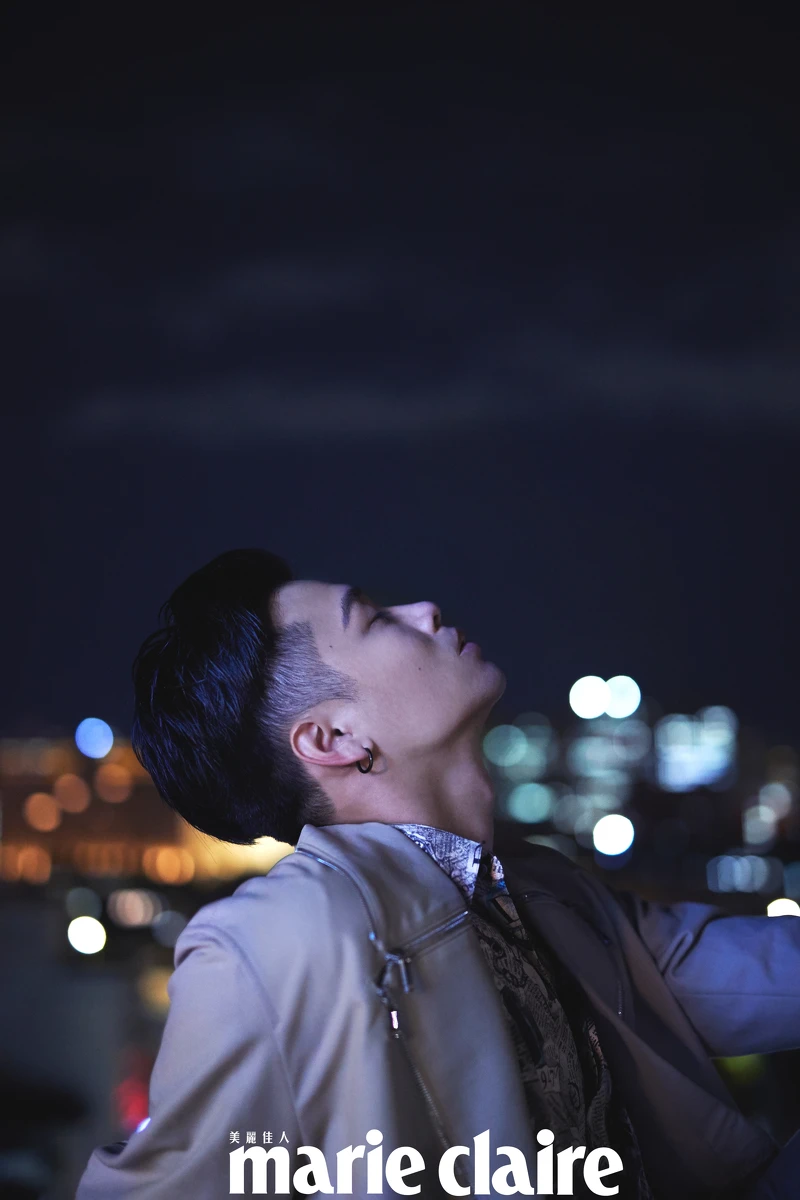 印花襯衫、卡其色拉鍊大衣,both by Dior。 印花襯衫、卡其色拉鍊大衣,both by Dior。