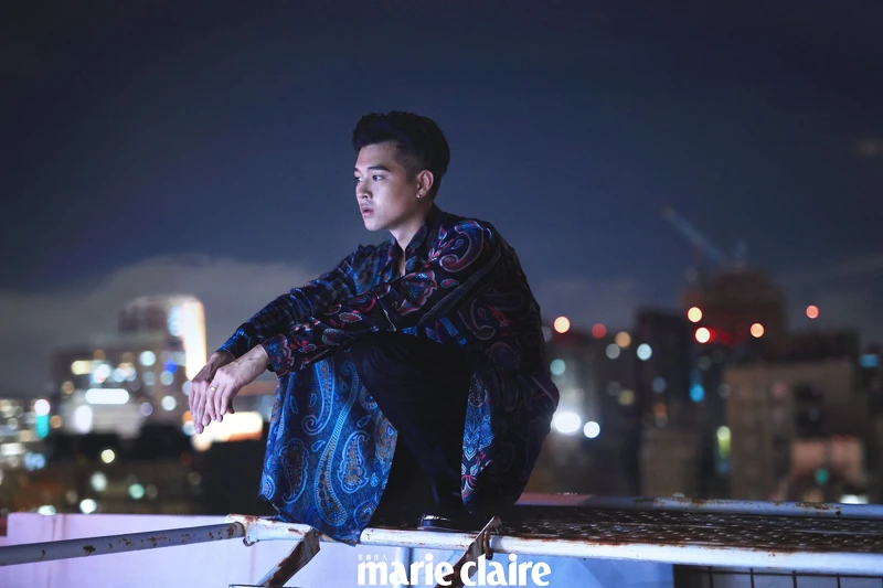 變形蟲圖騰長版襯衫、棉質西裝長褲、皮革短靴,all by Dior。 變形蟲圖騰長版襯衫、棉質西裝長褲、皮革短靴,all by Dior。