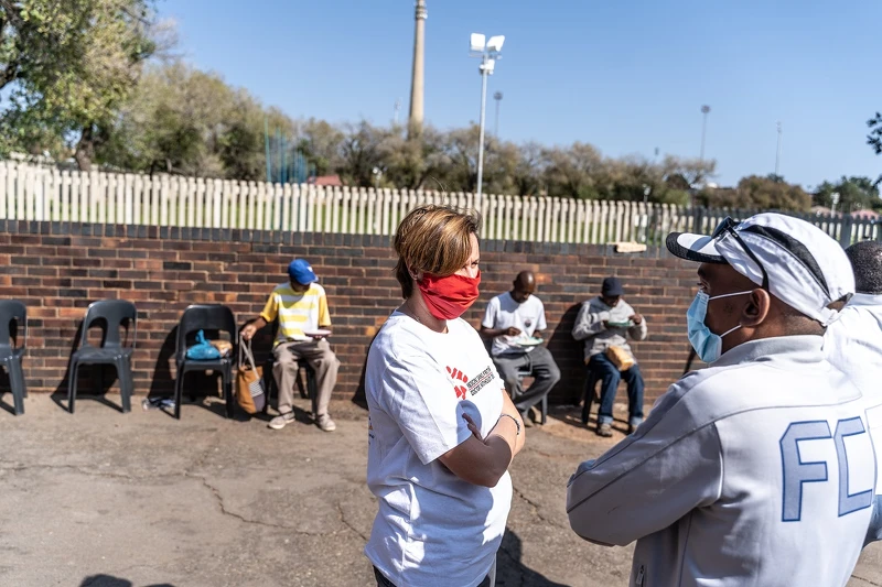 鄔荻芳(Ludivine Houdet)在南非關懷新冠肺炎期間無家可歸者。 鄔荻芳(Ludivine Houdet)在南非關懷新冠肺炎期間無家可歸者。