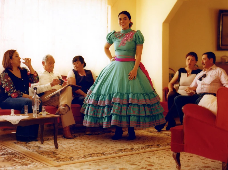 Andrea Becerril與她的家人。家族成員裡有男騎士,也有馬場的地主。Andrea的家族致力於保存馬術競技賽的傳統已有數個世紀。 Andrea Becerril與她的家人。家族成員裡有男騎士,也有馬場的地主。Andrea的家族致力於保存馬術競技賽的傳統已有數個世紀。