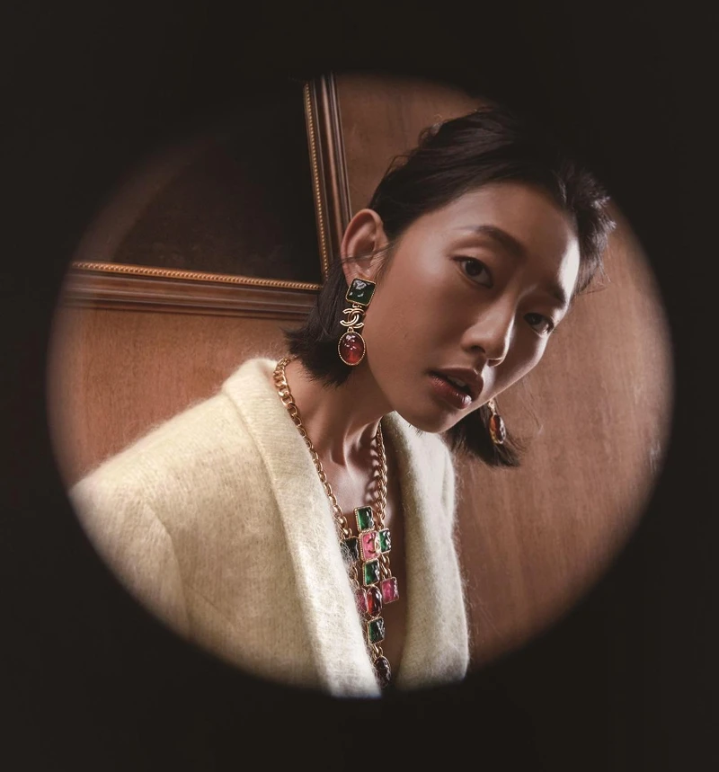 湖水綠荷葉領口羊毛長外套、十字造型多彩高級樹酯項鍊、多彩高級樹脂金屬雙C Logo耳環，CHANEL。