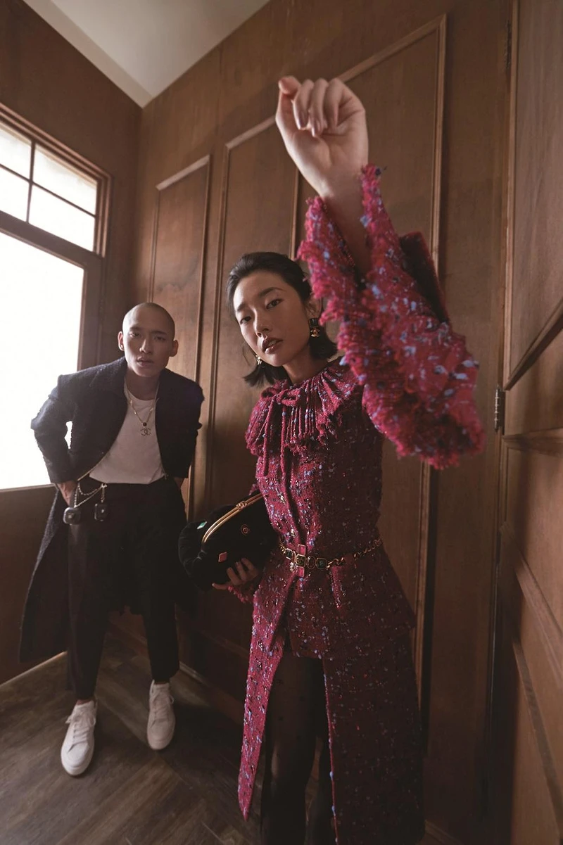 女：紫紅色亮片刺繡斜紋軟呢套裝、十字造型多彩寶石高級樹酯腰鍊、黑色絨布多彩寶石鑲飾手拿包，Chanel。男：黑色拼接亮片刺繡斜紋軟呢長外套、金屬雙C Logo項鍊，CHANEL。