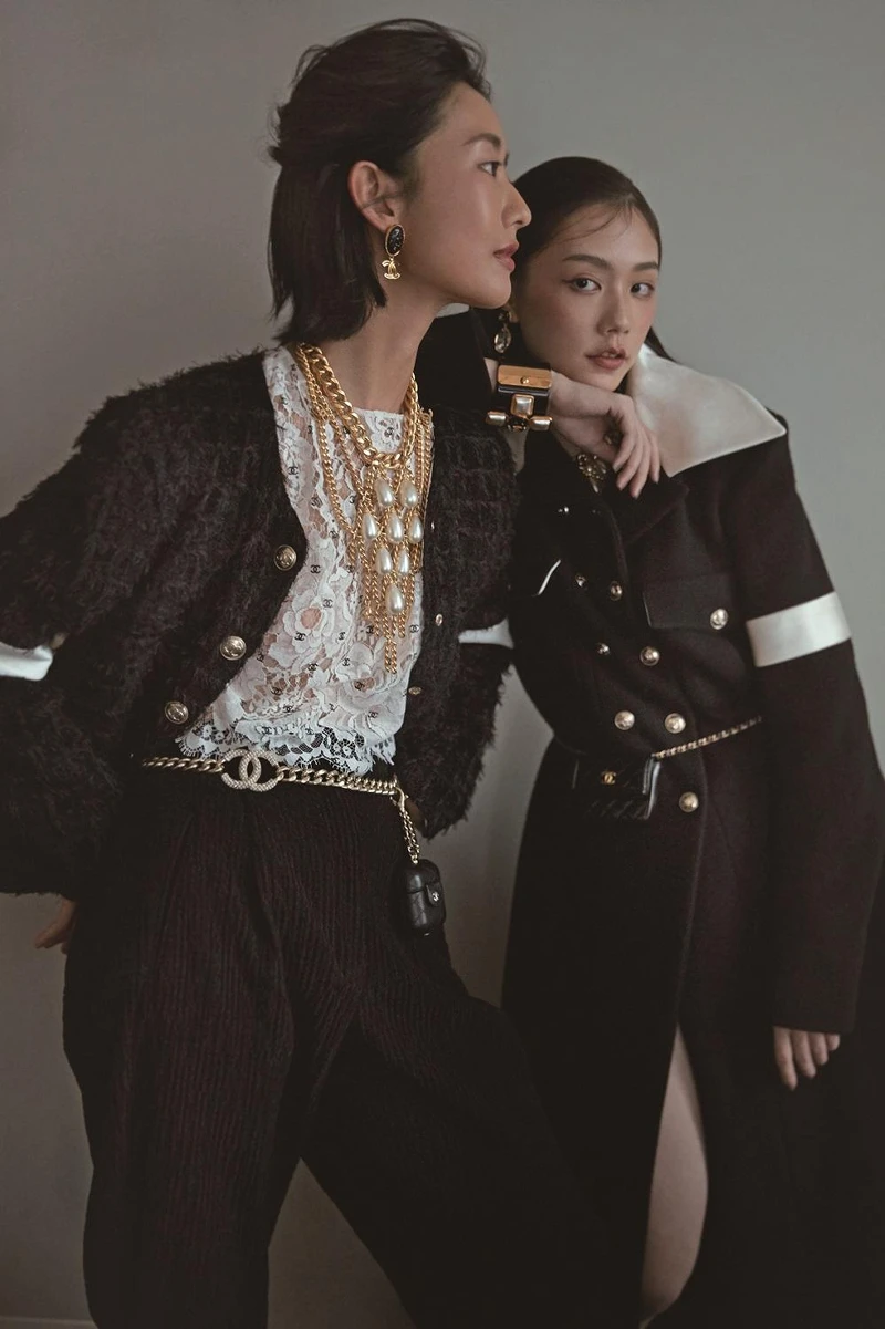 （左）CHANEL logo刺繡短版蕾絲上衣、黑色皮革吸釦馬褲、黑色絲絨臂帶斜紋軟呢外套、水晶鑲嵌雙C Logo金屬腰鍊、黑色菱格紋皮革迷你掛飾耳機包、珍珠裝飾領巾造型菱格紋金屬多層次項鍊、黑色樹酯金屬雙C Logo耳環。(右)黑色羊毛飾以絲緞領口與臂帶大衣、珍珠裝飾領巾造型菱格紋金屬項鍊、寶石耳環、黑色菱格紋皮革迷你腰包，CHANEL。