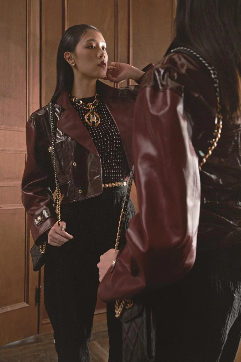 勃根地紅皮革短外套、圖紋印花上衣、黑色絲絨吸釦馬褲、馬爾他十字造型皮穿項鍊、雙C Logo金屬耳環、黑色菱格紋CHANEL 19手機包、水晶鑲飾樹酯金屬腰鍊，CHANEL。