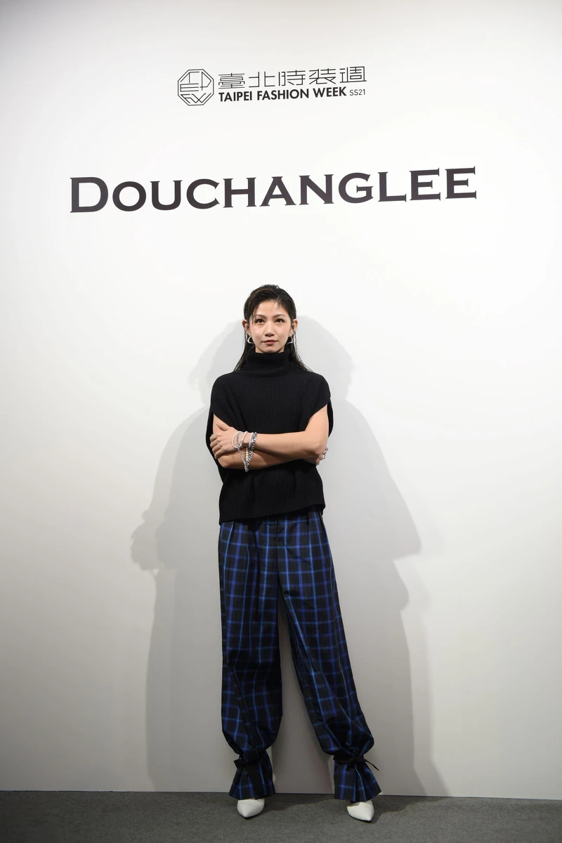 李千那 以一襲輕鬆時尚造型出席DOUCHANGLEE 2021春夏系列大秀,高領針織為簡約輪廓增添質感,搭配亮藍色格紋闊腿褲,高挑迷人並展現率性時髦的個人風格。 李千那 以一襲輕鬆時尚造型出席DOUCHANGLEE 2021春夏系列大秀,高領針織為簡約輪廓增添質感,搭配亮藍色格紋闊腿褲,高挑迷人並展現率性時髦的個人風格。