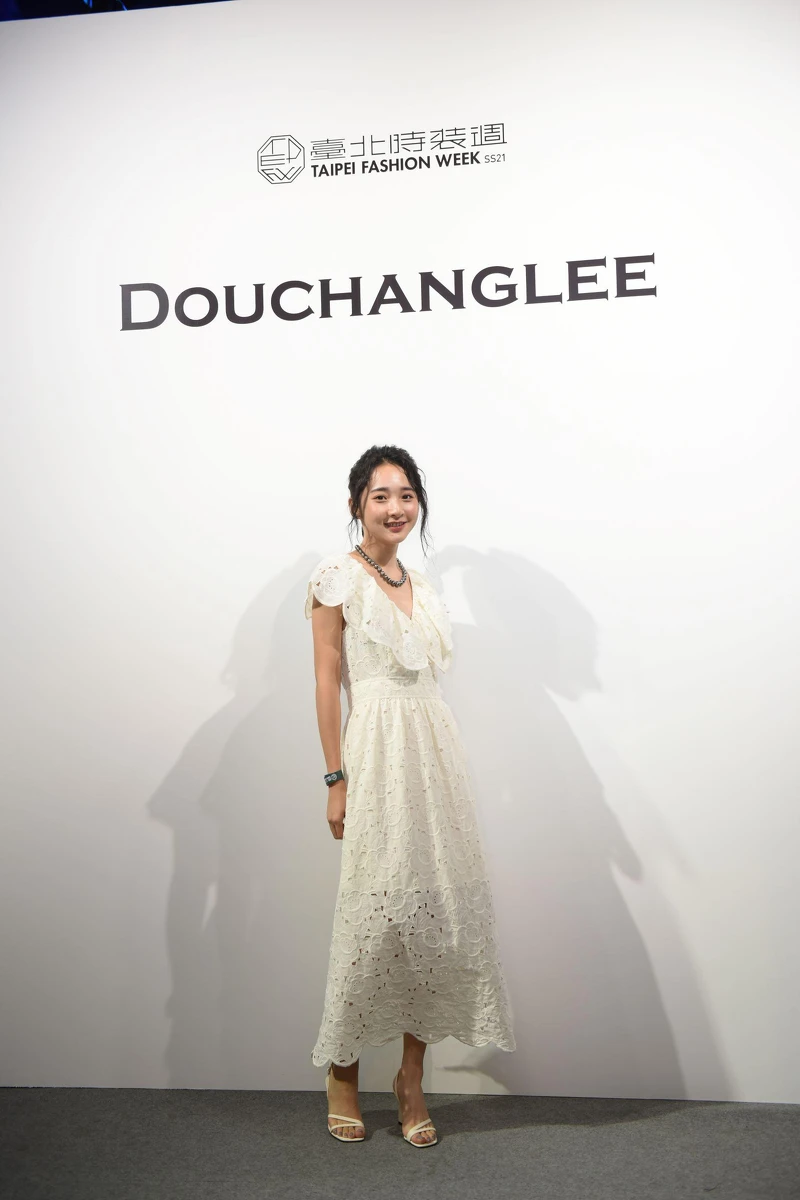 金鐘獎戲劇新人李沐身著一襲白色荷葉領鏤空刺繡洋裝,細緻的蕾絲面料與大片圓弧花邊線條,浪漫而柔美,襯托出李沐清新的脫俗氣質。 金鐘獎戲劇新人李沐身著一襲白色荷葉領鏤空刺繡洋裝,細緻的蕾絲面料與大片圓弧花邊線條,浪漫而柔美,襯托出李沐清新的脫俗氣質。