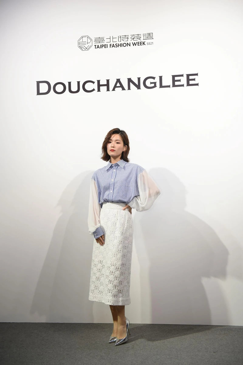 新生代演員睦媄身著藍色直條紋襯衫,透膚拼袖設計為俐落的都會風格增添女人味,搭配白色洗絨蕾絲中長裙,巧妙融合當代洗鍊與復古優雅。 新生代演員睦媄身著藍色直條紋襯衫,透膚拼袖設計為俐落的都會風格增添女人味,搭配白色洗絨蕾絲中長裙,巧妙融合當代洗鍊與復古優雅。