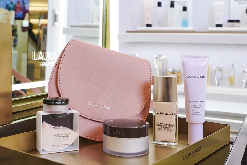 LAURA MERCIER冠軍底妝組 推薦價NT4,410,原價NT6,481 購買 煥顏凝露+煥顏粉露+煥顏透明蜜粉 贈送 煥顏粉撲+煥顏透亮蜜粉(3.5g) +法式隨身兩用小包 LAURA MERCIER冠軍底妝組 推薦價NT4,410,原價NT6,481 購買 煥顏凝露+煥顏粉露+煥顏透明蜜粉 贈送 煥顏粉撲+煥顏透亮蜜粉(3.5g) +法式隨身兩用小包