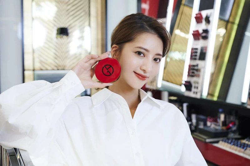 GIORGIO ARMANI訂製絲光精華氣墊粉餅,NT2,500 GIORGIO ARMANI訂製絲光精華氣墊粉餅,NT2,500