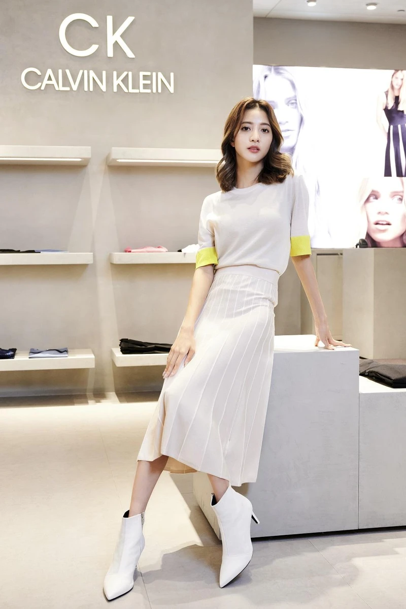 CK CALVIN KLEIN 沙色與螢光黃羅紋袖口美麗諾羊毛針織上衣,推薦價 NT$8,490、沙色與白色線條嫘縈混紡針織中長裙,推薦價NT$8,990 CK CALVIN KLEIN 沙色與螢光黃羅紋袖口美麗諾羊毛針織上衣,推薦價 NT$8,490、沙色與白色線條嫘縈混紡針織中長裙,推薦價NT$8,990