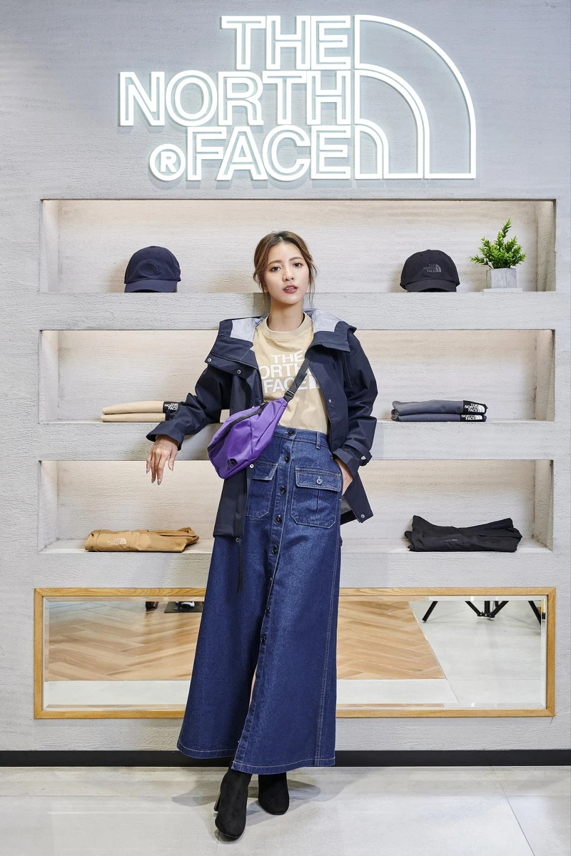 THE NORTH FACE UE DWR 抗撕裂防潑水logo T,售價NT3,380、Dryvent 長板外套售價NT17,380、防潑水經典腰包,售價NT2,280。 THE NORTH FACE UE DWR 抗撕裂防潑水logo T,售價NT3,380、Dryvent 長板外套售價NT17,380、防潑水經典腰包,售價NT2,280。