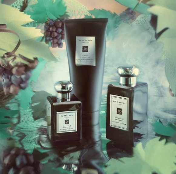 絲柏與葡萄藤芳醇香水,50ml,NT4600/絲柏與葡萄藤芳醇香水,100ml,NT6620/絲柏與葡萄藤去角質沐浴露,200ml,NT1700。 絲柏與葡萄藤芳醇香水,50ml,NT4600/絲柏與葡萄藤芳醇香水,100ml,NT6620/絲柏與葡萄藤去角質沐浴露,200ml,NT1700。