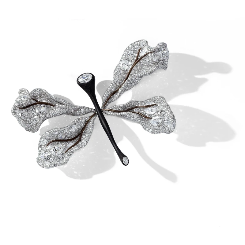 15週年系列作品 蜻蜓胸針 以異材質結合黑檀木與鑽石, 重新詮釋CINDY CHAO最經典黑白系列 2445顆鑽石 約81克拉 鈦金屬18K白金