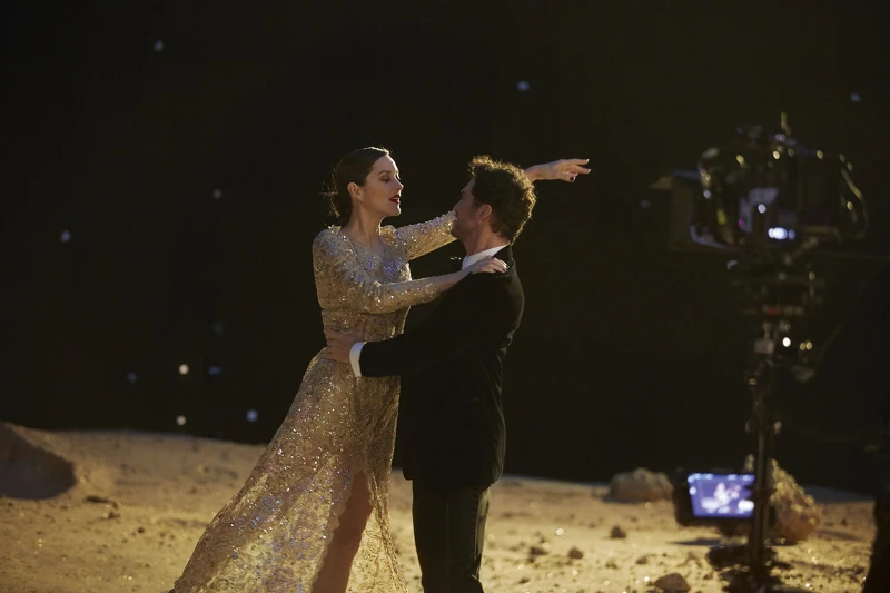 這件金色洋裝是由 Lesage 刺繡工坊純手工打造。設計靈感汲取自香奈兒女士曾穿過的一襲洋裝，非常華麗！幾年前由卡爾‧拉格斐重新詮釋，維吉妮‧維婭 (Virginie Viard) 則特別為此影片重新設計。