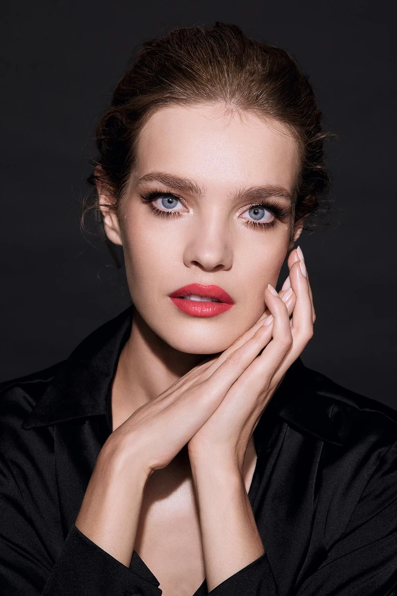 底妝／極致毛孔神隱妝前凝露、亮顏裸光純萃粉底液-色款#02N、提洛可修容蜜粉餅，眼妝／Mad Eyes極濃密染眉梳#01、Mad Eyes極精準氣墊眼線筆、Mad Eyes極深邃雙色眼影筆-色款核桃色/柚木金、Mad Eyes極濃翹睫毛膏#01，唇妝／Rouge G紅寶之吻高訂晶鑽唇膏# N°688，all by Guerlain。