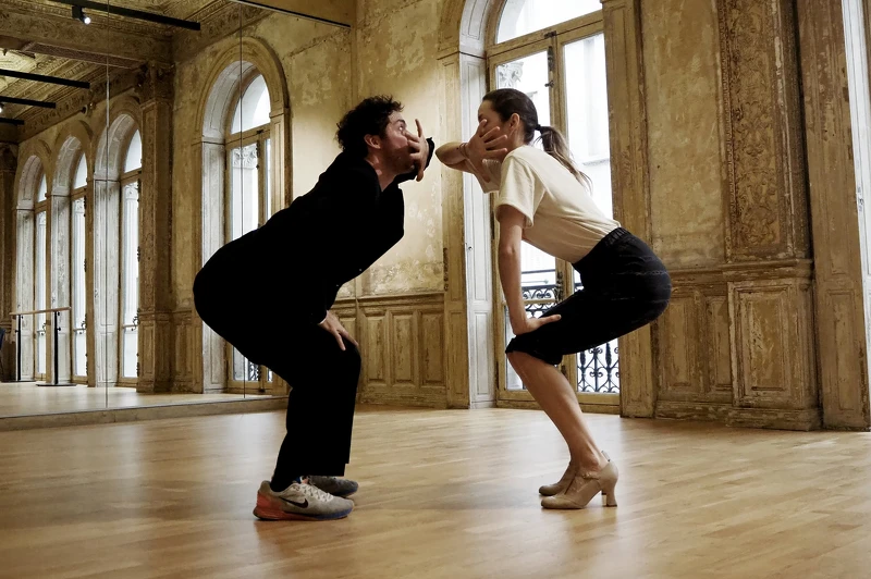 為了親自跳完這支舞，讓舞步律動更自然，男主角進行了五天的訓練課程。在薩拉邦舞曲的襯托下，兩人瘋狂轉圈。