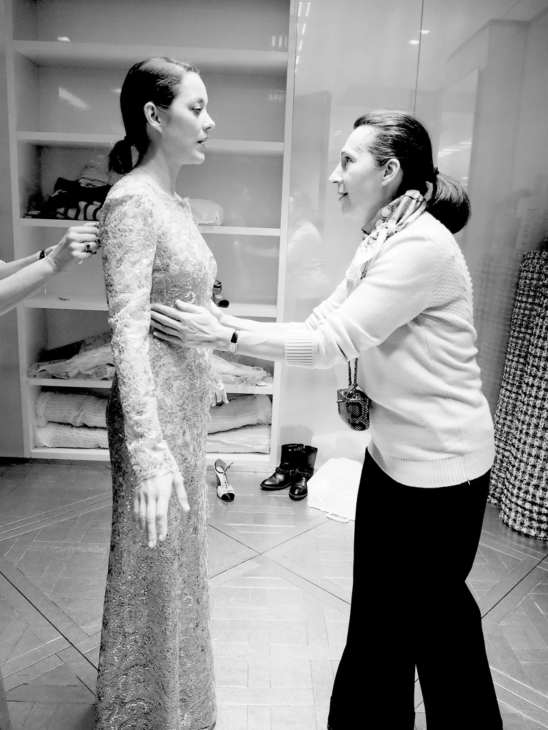 以香奈兒女士所穿著的洋裝為靈感，此創作特別受到卡爾·拉格斐的喜愛。經過重新訂製後，讓瑪莉詠穿出自己的風格。