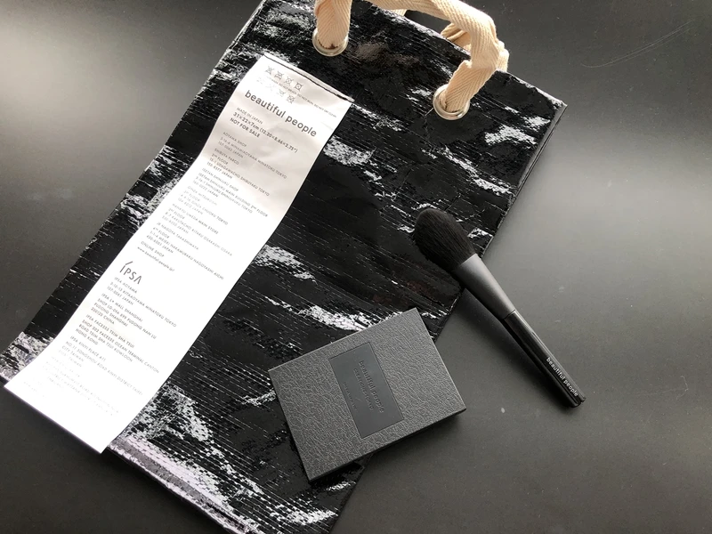 beautifulpeople臉彩盤、聯名提袋、聯名頰彩刷。