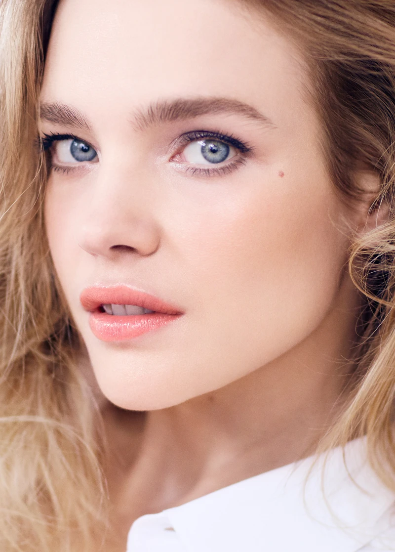 底妝／極致毛孔神隱妝前凝露、亮顏裸光純萃粉底液-色款#02N、提洛可修容蜜粉餅，眼妝／Mad Eyes極濃密染眉梳#01、Mad Eyes極精準氣墊眼線筆、Mad Eyes極深邃雙色眼影筆-色款仲夏藍/冰銀色、Mad Eyes 極濃翹睫毛膏#01，唇妝／Rouge G紅寶之吻高訂晶鑽唇膏#N°007，all by Guerlain。