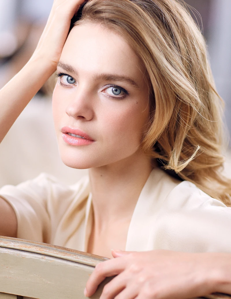 底妝／極致毛孔神隱妝前凝露、亮顏裸光純萃粉底液-色款#02N、提洛可修容蜜粉餅，眼妝／Mad Eyes極濃密染眉梳#01、Mad Eyes極精準氣墊眼線筆、Mad Eyes極深邃雙色眼影筆-色款仲夏藍/冰銀色、Mad Eyes極濃翹睫毛膏#01，唇妝／Rouge G紅寶之吻高訂晶鑽唇膏#N°00，all by Guerlain。