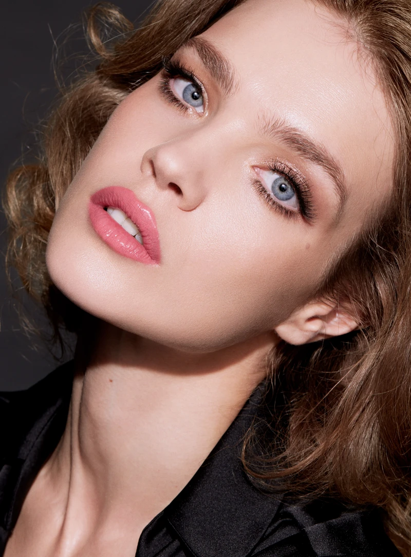 底妝／極致毛孔神隱妝前凝露、亮顏裸光純萃粉底液-色款#02N、提洛可修容蜜粉餅，眼妝／Mad Eyes極濃密染眉梳#01、Mad Eyes極精準氣墊眼線筆、Mad Eyes極深邃雙色眼影筆-色款核桃色/柚木金、Mad Eyes極濃翹睫毛膏#01，唇妝／Rouge G紅寶之吻高訂晶鑽唇膏# N°677，all by Guerlain。