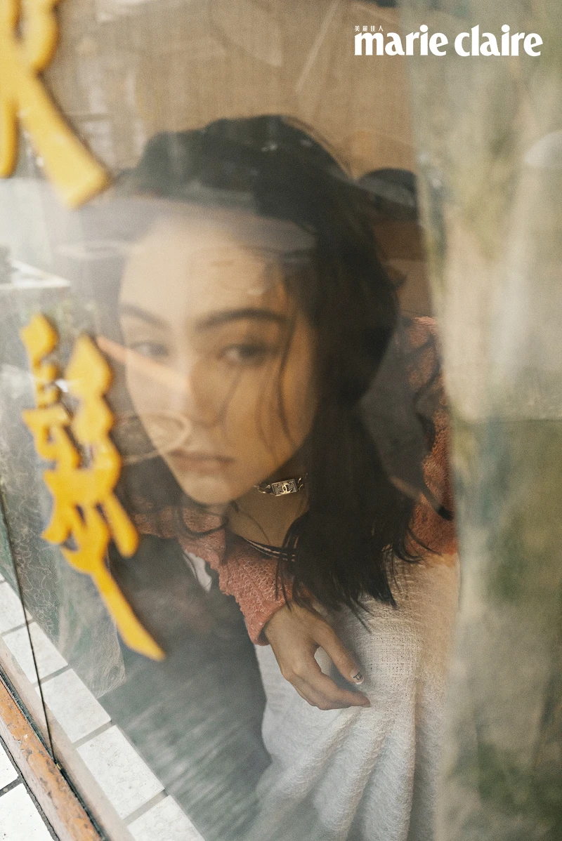 桃紅色斜紋軟呢外套、密織亮片平口上衣、側開排扣長裙、鍊帶款頸鍊,all by Chanel。 桃紅色斜紋軟呢外套、密織亮片平口上衣、側開排扣長裙、鍊帶款頸鍊,all by Chanel。