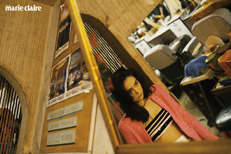 桃紅色斜紋軟呢外套、密織亮片平口上衣、側開排扣長裙、鍊帶款頸鍊、珍珠皮革腰飾,all by Chanel。 桃紅色斜紋軟呢外套、密織亮片平口上衣、側開排扣長裙、鍊帶款頸鍊、珍珠皮革腰飾,all by Chanel。