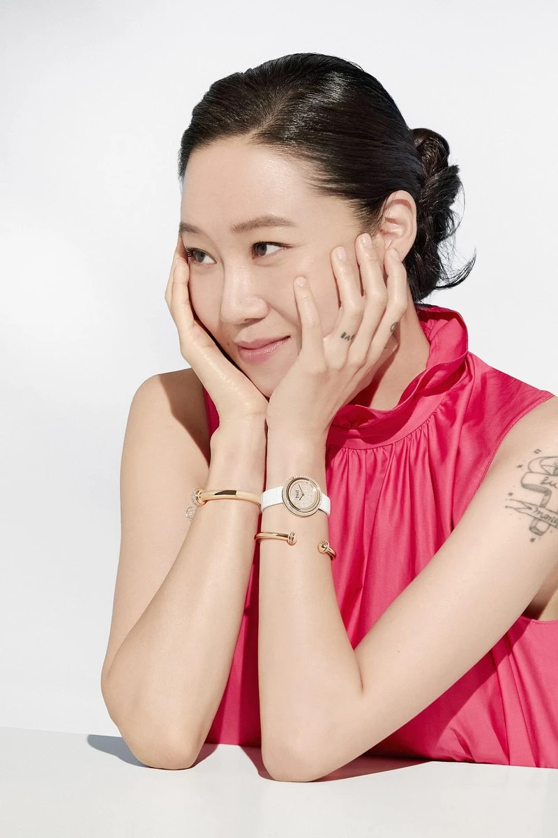 PIAGET Possession系列30週年限定作品:18K黃金雪花鑲嵌錶盤腕錶、Possession系列18K黃金鑽石手鐲(各鑲嵌30顆、182顆圓形明亮式切割美鑽)。 PIAGET Possession系列30週年限定作品:18K黃金雪花鑲嵌錶盤腕錶、Possession系列18K黃金鑽石手鐲(各鑲嵌30顆、182顆圓形明亮式切割美鑽)。