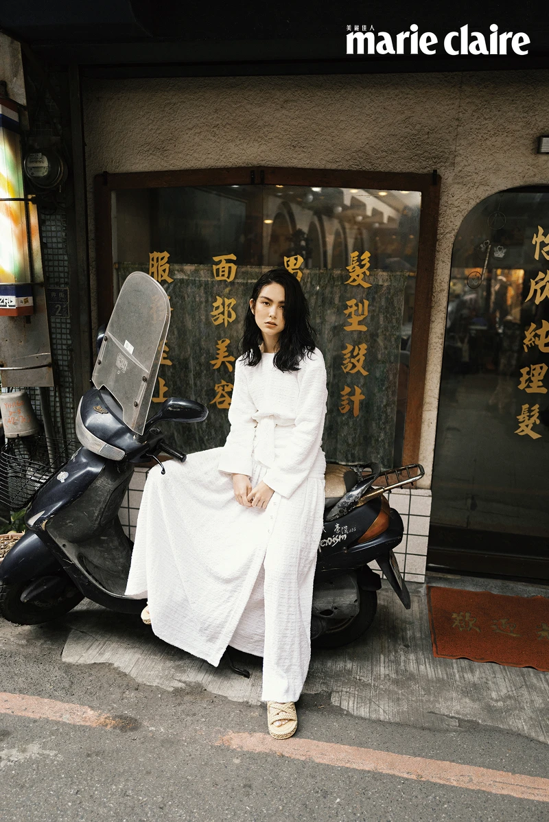 落肩款短版上衣、雙C Logo 腰鍊、側開排扣長裙、駝色涼鞋,all by Chanel。 落肩款短版上衣、雙C Logo 腰鍊、側開排扣長裙、駝色涼鞋,all by Chanel。