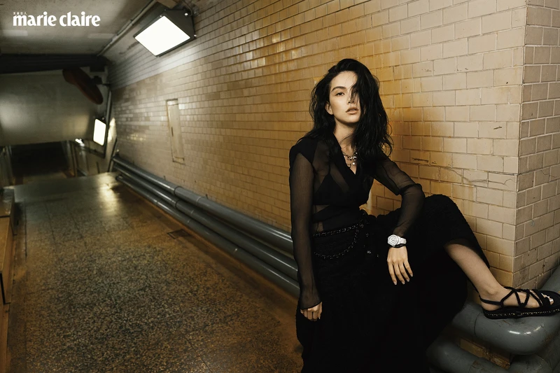 圍裹式透膚上衣、比基尼上衣、側開排扣長裙、山茶花珍珠頸飾、粗鍊帶腰飾皮革小包、海軍藍涼鞋、J12腕錶,all by Chanel。 圍裹式透膚上衣、比基尼上衣、側開排扣長裙、山茶花珍珠頸飾、粗鍊帶腰飾皮革小包、海軍藍涼鞋、J12腕錶,all by Chanel。