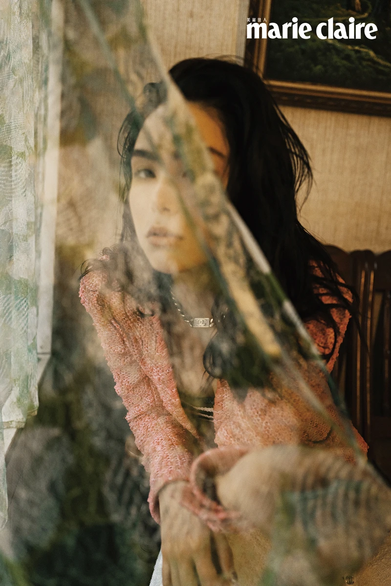 桃紅色斜紋軟呢外套、密織亮片平口上衣、側開排扣長裙、鍊帶款頸鍊,all by Chanel。 桃紅色斜紋軟呢外套、密織亮片平口上衣、側開排扣長裙、鍊帶款頸鍊,all by Chanel。