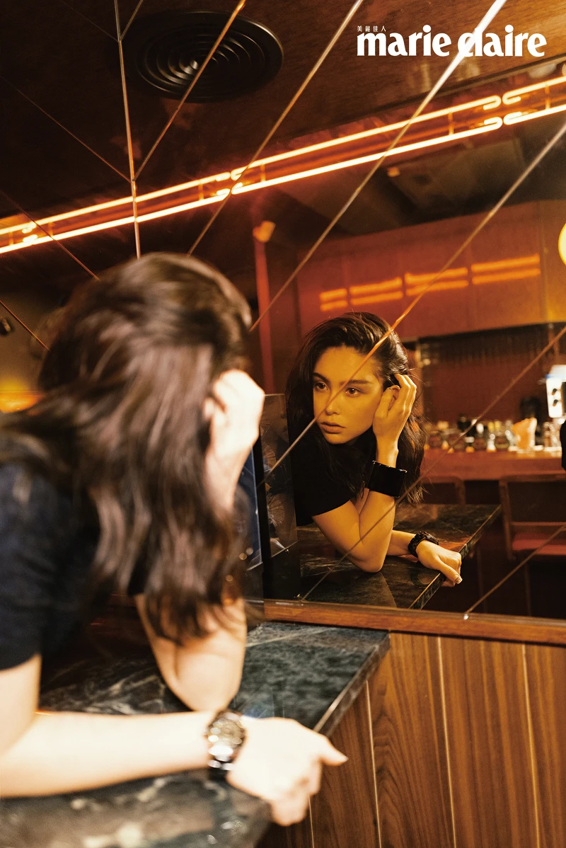 短版針織上衣、黑色珍珠手環、J12腕錶,all by Chanel。 短版針織上衣、黑色珍珠手環、J12腕錶,all by Chanel。