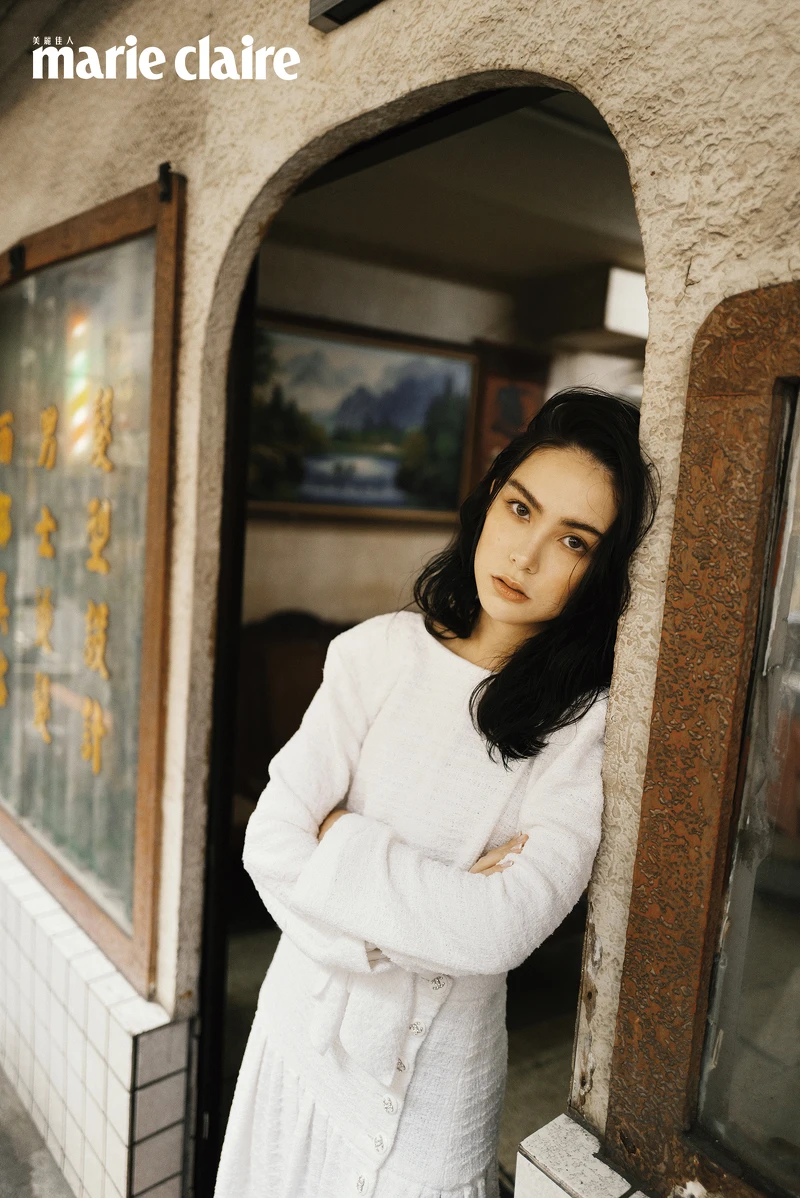 落肩款短版上衣、雙C Logo 腰鍊、側開排扣長裙,all by Chanel。 落肩款短版上衣、雙C Logo 腰鍊、側開排扣長裙,all by Chanel。