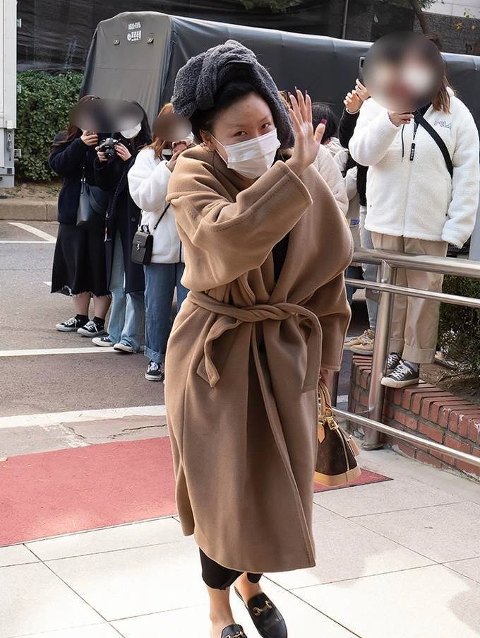  華莎 上班路造型引起討論