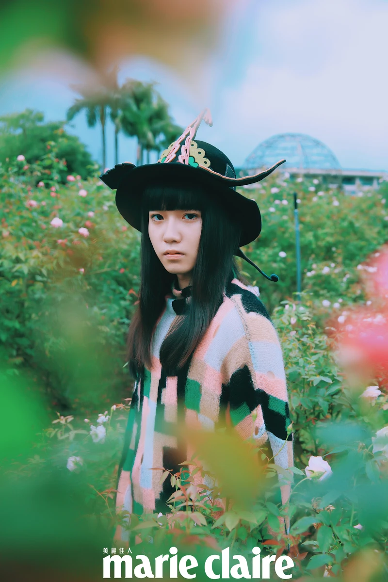 羊毛立體裝飾圓帽、格紋羊毛上衣，Both by Loewe