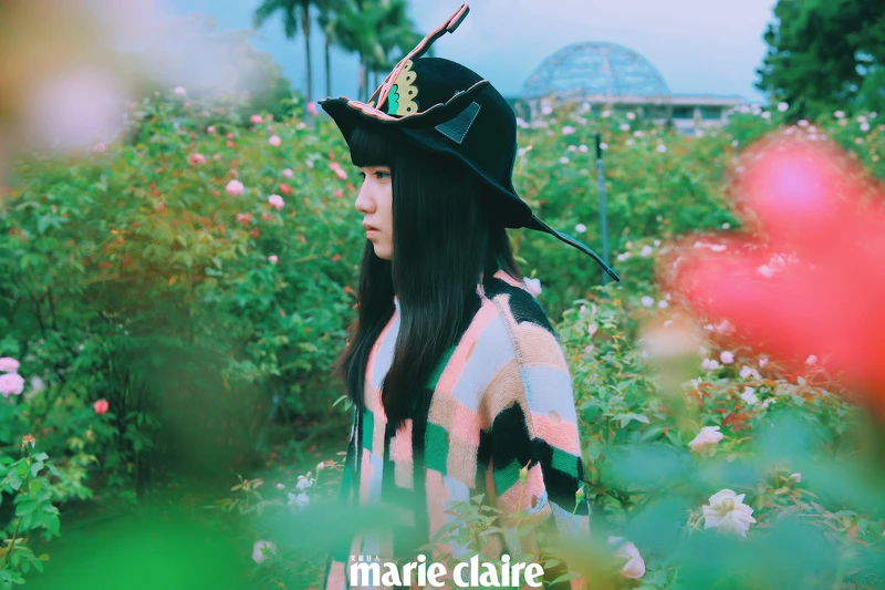 羊毛立體裝飾圓帽、格紋羊毛上衣，Both by Loewe