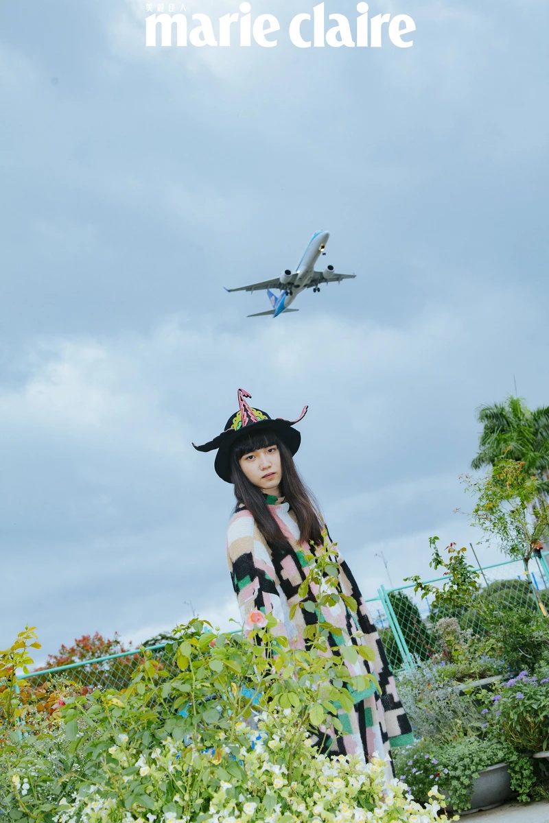 羊毛立體裝飾圓帽、格紋羊毛上衣、同款羊毛長褲，Both by Loewe