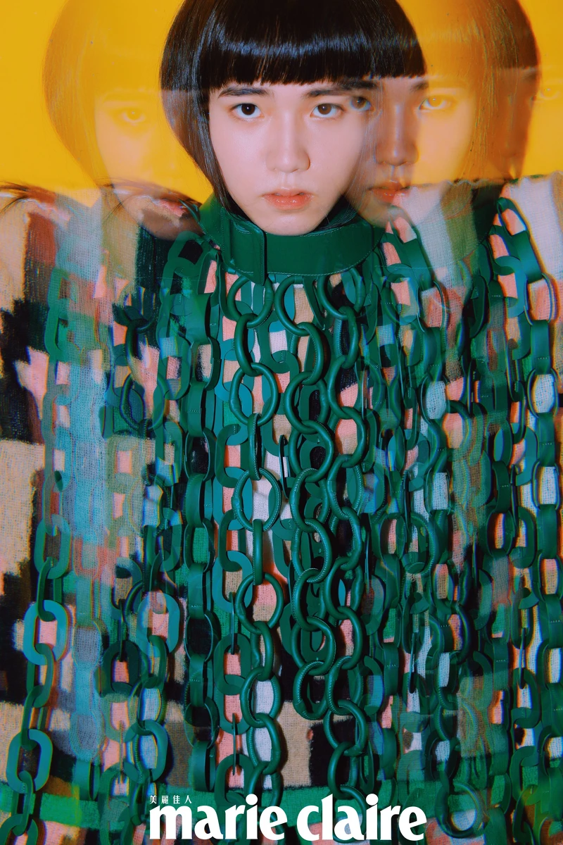 羊毛立體裝飾圓帽、格紋羊毛上衣、綠色裝飾腰帶，Both by Loewe