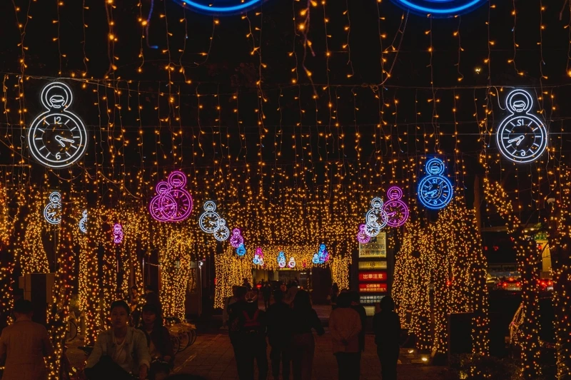 人行道佈置成「浮光大道」、「愛麗絲大道」、「霓裳大道」、「時光大道」 人行道佈置成「浮光大道」、「愛麗絲大道」、「霓裳大道」、「時光大道」