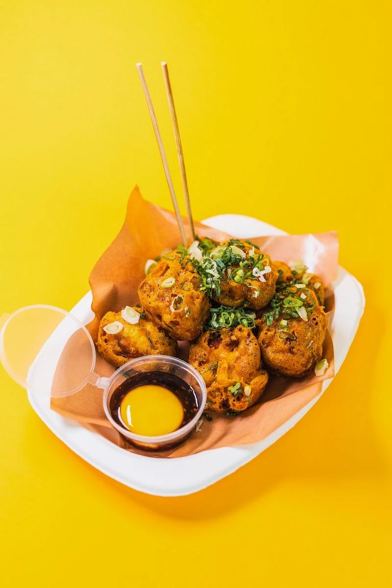 誠品生活武昌店｜Asahi SUPER DRY X 週末炸雞俱樂部 快閃露營車｜朝日啤酒炸雞｜推薦價250元。