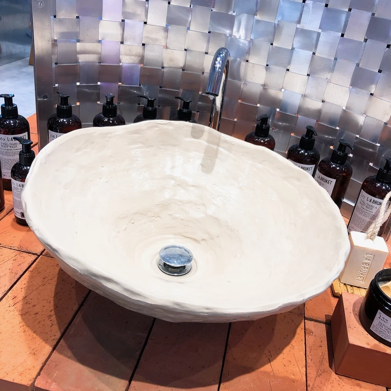 LA BRUKET形象櫃內的陶藝作品由品牌共同創辦人Monica Kylén親手打造