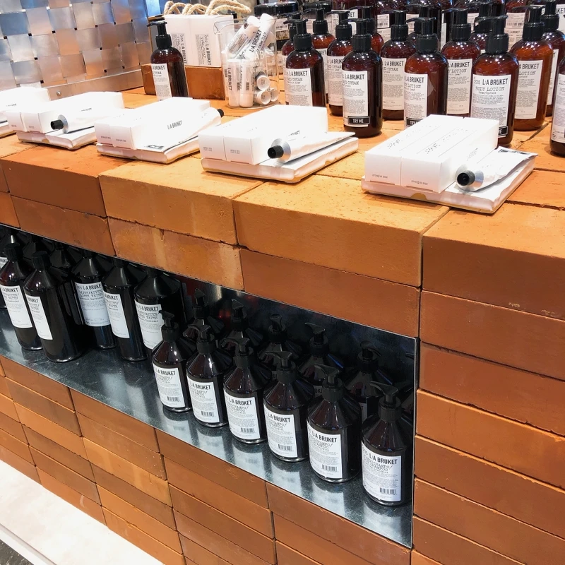 LA BRUKET形象櫃的紅磚色彩採用當地稱為Falunröd的深紅色，靈感源於瑞典鄉間常見的傳統建築