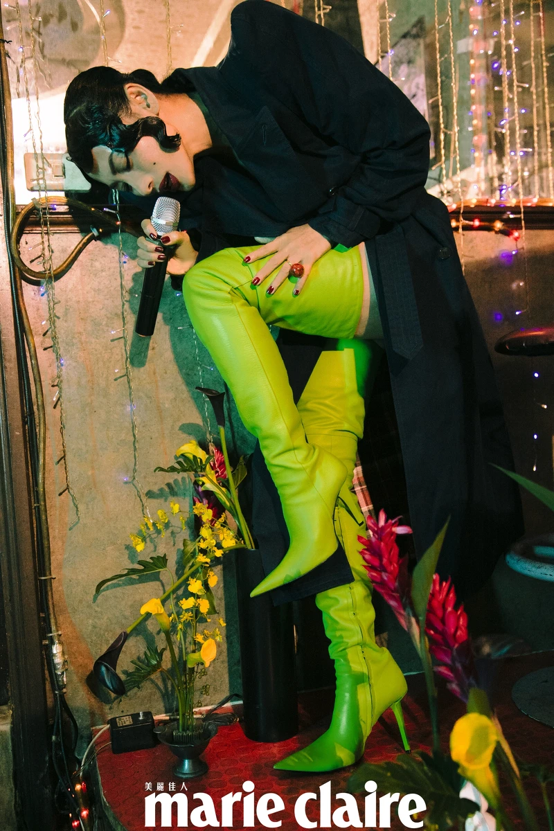 立體肩線風衣、螢綠色過膝長靴,both by Balenciaga。 立體肩線風衣、螢綠色過膝長靴,both by Balenciaga。