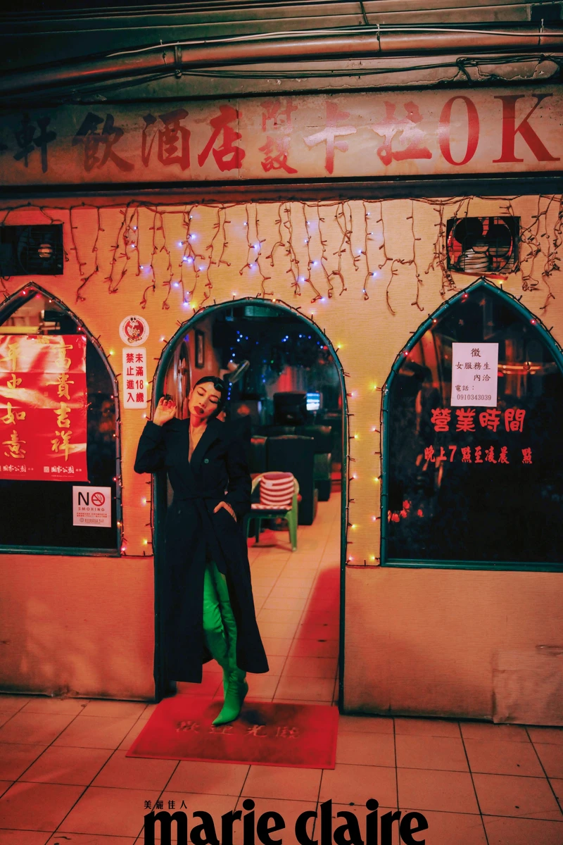 立體肩線風衣、螢綠色過膝長靴,both by Balenciaga。 立體肩線風衣、螢綠色過膝長靴,both by Balenciaga。