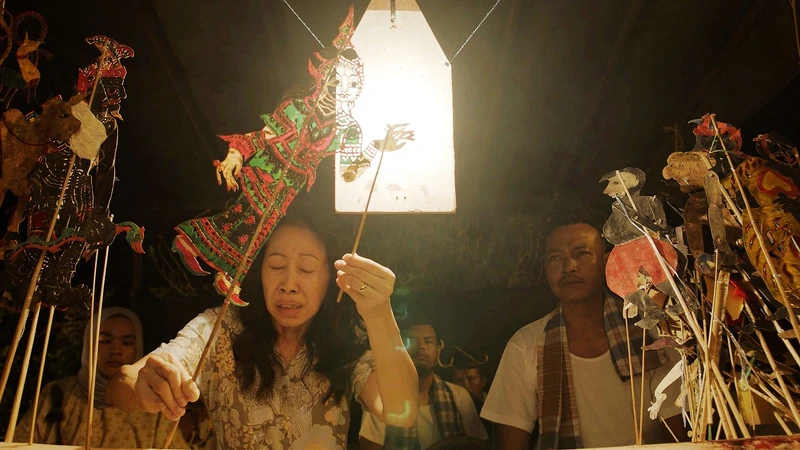 《南巫》獲得最佳新導演殊榮,但導演一回國變被告知電影5段超渡亡魂戲遭到當局消音及刪除。 《南巫》獲得最佳新導演殊榮,但導演一回國變被告知電影5段超渡亡魂戲遭到當局消音及刪除。