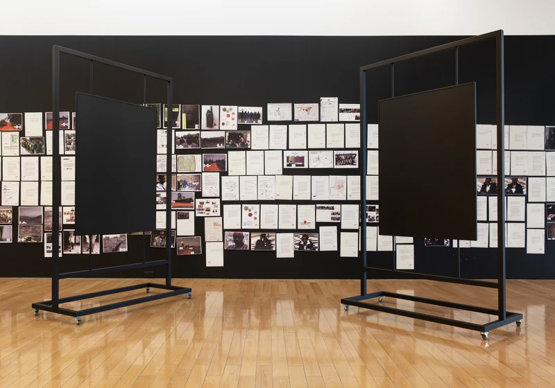 法蘭克.列布維奇 & 朱利安.塞胡西,《穆遵古(那些兜圈兜個不停的人)》,2016,裝置,磁性漆、磁性架、磁鐵、雷射印刷、簽字筆、亮光漆、中介者,尺寸視空間而定。圖像由藝術家及臺北市立美術館提供。 法蘭克.列布維奇 & 朱利安.塞胡西,《穆遵古(那些兜圈兜個不停的人)》,2016,裝置,磁性漆、磁性架、磁鐵、雷射印刷、簽字筆、亮光漆、中介者,尺寸視空間而定。圖像由藝術家及臺北市立美術館提供。