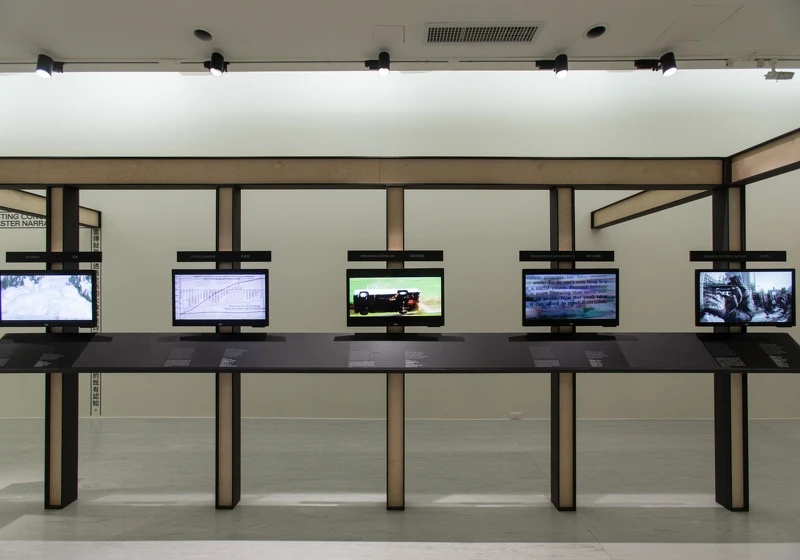 尤拿斯.史塔,《史蒂夫.班農:宣傳大業的梳理與回顧》,2018–2019,裝置,尺寸視空間而定。圖像由藝術家及臺北市立美術館提供。 尤拿斯.史塔,《史蒂夫.班農:宣傳大業的梳理與回顧》,2018–2019,裝置,尺寸視空間而定。圖像由藝術家及臺北市立美術館提供。