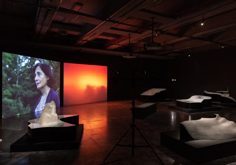 雋.巴爾達扎+皮耶.保茲,《Mass(質量/彌撒)》,2020,雙頻道錄像、木頭、泡沫、綜維素、聚酯樹脂、水性顏料、石膏、聚甲基丙烯酸甲酯薄片、人造植物、緩衝器、鋼、舞臺燈、燈架,尺寸視空間而定。圖像由藝術家及臺北市立美術館提供。 雋.巴爾達扎+皮耶.保茲,《Mass(質量/彌撒)》,2020,雙頻道錄像、木頭、泡沫、綜維素、聚酯樹脂、水性顏料、石膏、聚甲基丙烯酸甲酯薄片、人造植物、緩衝器、鋼、舞臺燈、燈架,尺寸視空間而定。圖像由藝術家及臺北市立美術館提供。