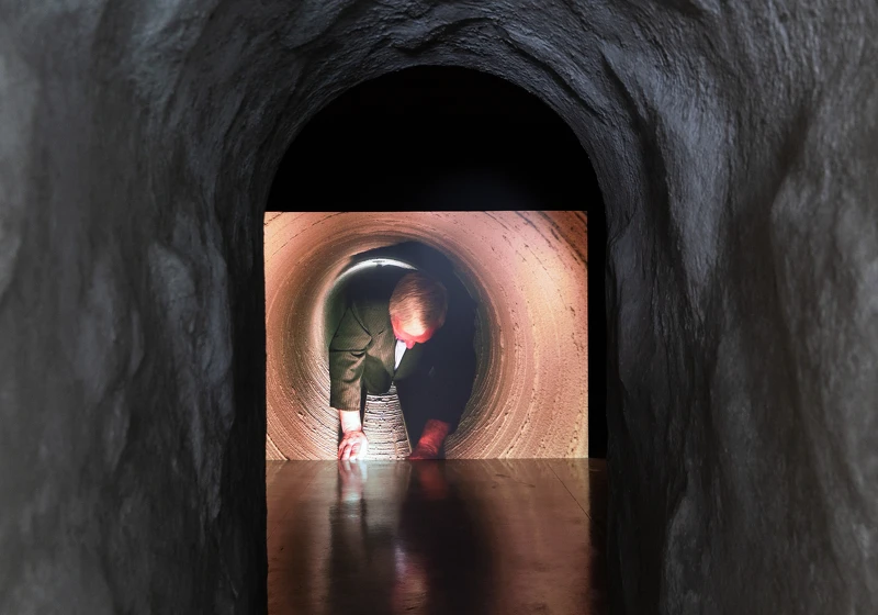 蜜卡.羅登伯格,《宇宙生成器(AP)》,2017,單頻道錄像裝置,彩色、有聲,26分36秒。藝術家及臺北市立美術館提供。 蜜卡.羅登伯格,《宇宙生成器(AP)》,2017,單頻道錄像裝置,彩色、有聲,26分36秒。藝術家及臺北市立美術館提供。